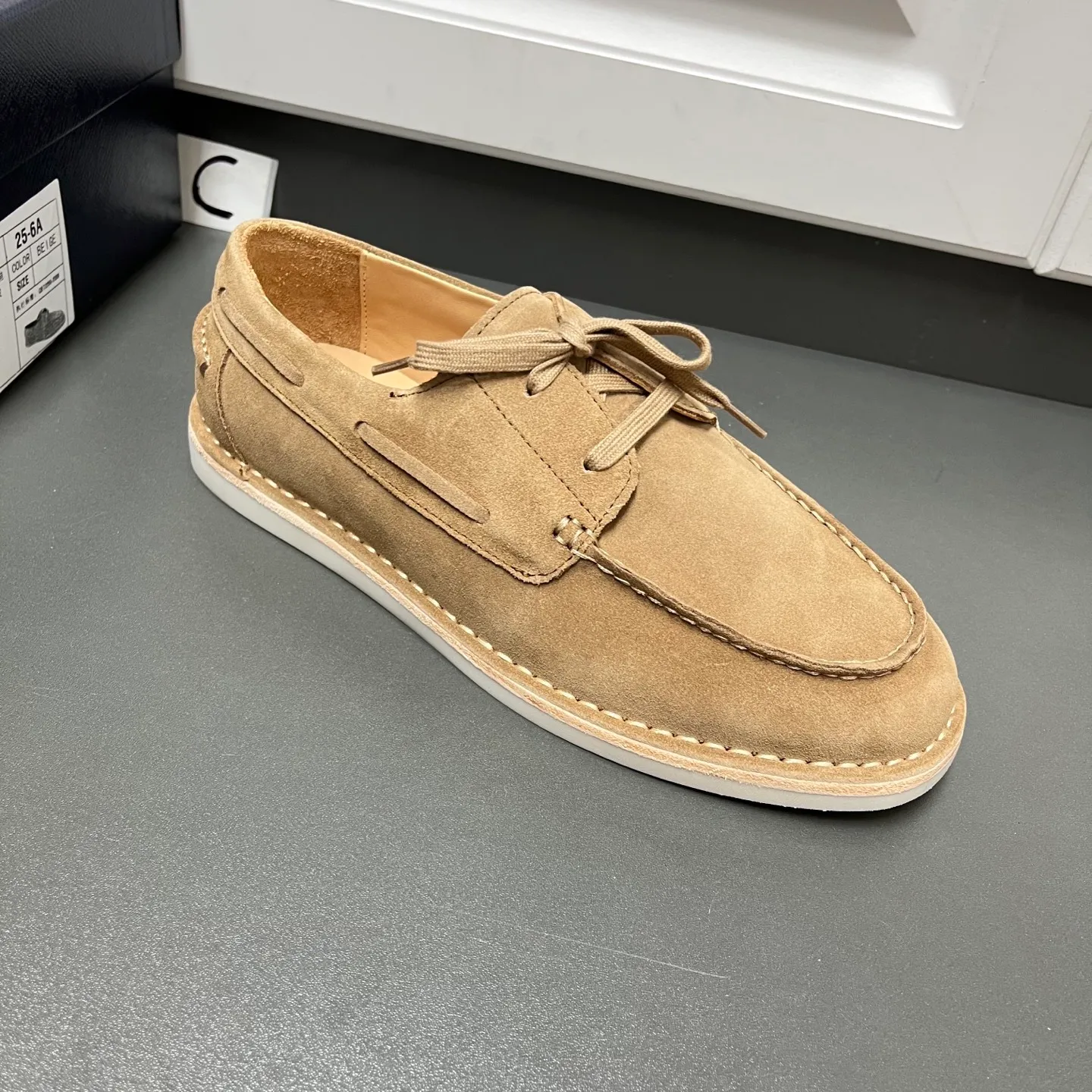 💰840 Prada men's new lace-up leather loafers. Made of flocked two-layer cow leather, these shoes combine classic design with handmade details, blending sophistication with casual comfort. Designed in a lace-up style, with open-stitched seams on the skirt, 1.5cm white rubber soles with leather welts, dyed calfskin lining, and silver-labeled cowhide feet, the style is simple and elegant. C leather shoe size: 39/40/41/42/43/44 brown, original box packaging + dust bag